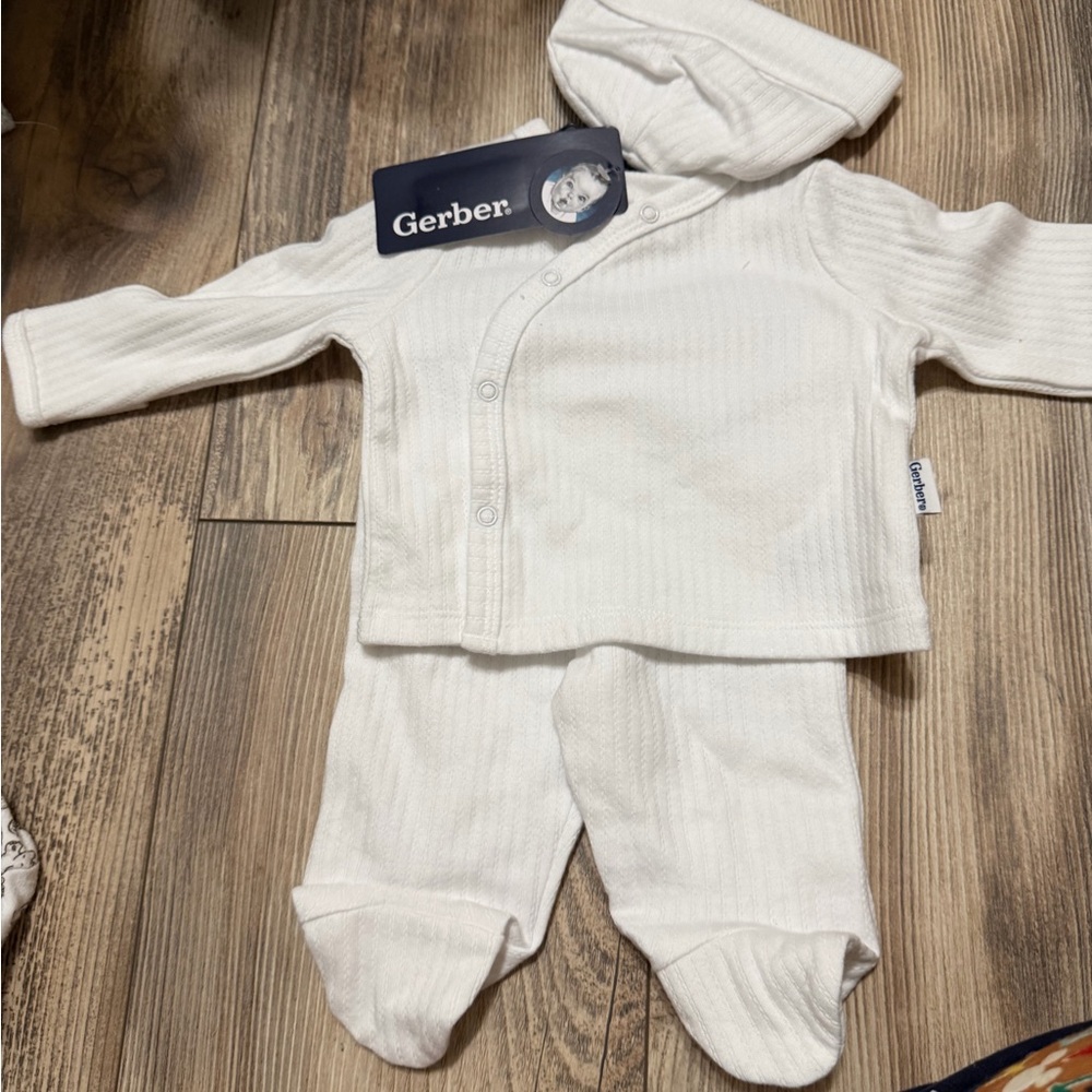 Gerber White Baby One-Piece Two-Piece Set with Hat